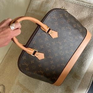 Louis Vuitton classic structured purse. Excellent condition!